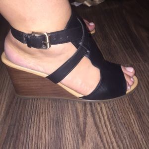 Dr. Scholl’s Black cutout wedges